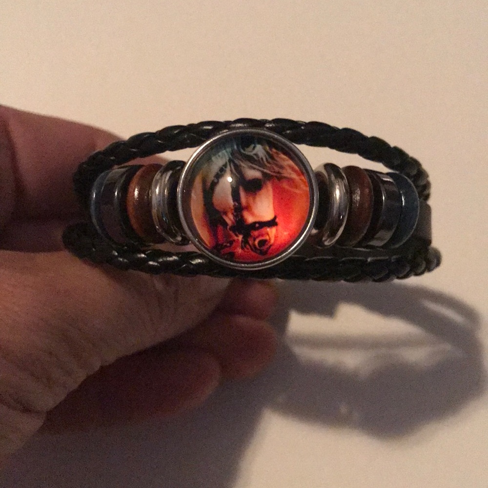 Beaded leather bracelet with snap